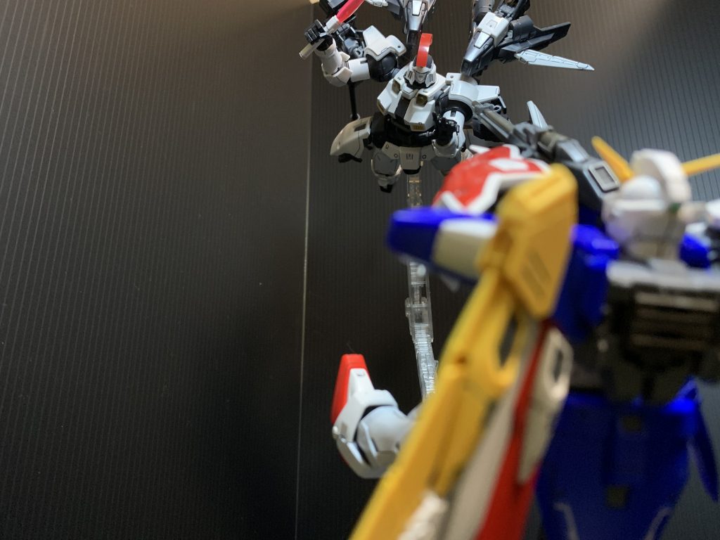 ウイングVSトールギス–3枚目/制作者:野良留