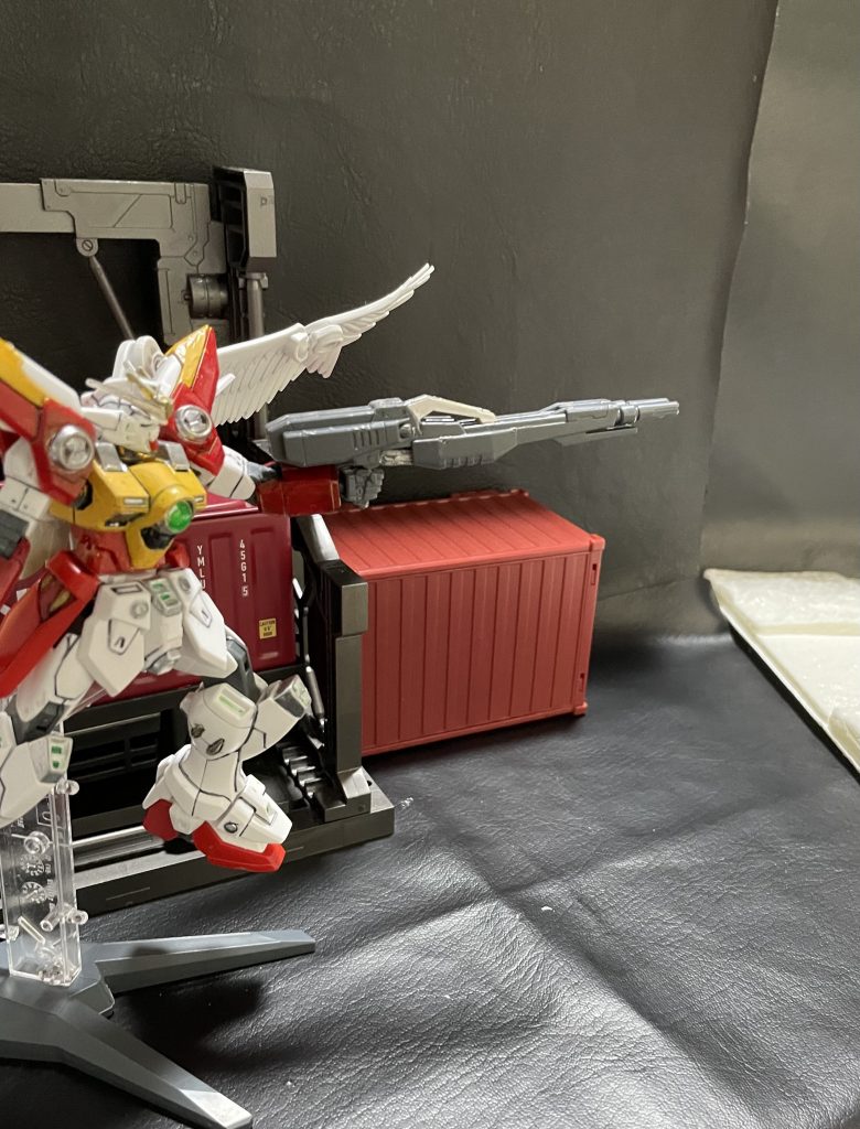 ツインバスターライフルで威力を調節して牽制するイメージのポージングです。