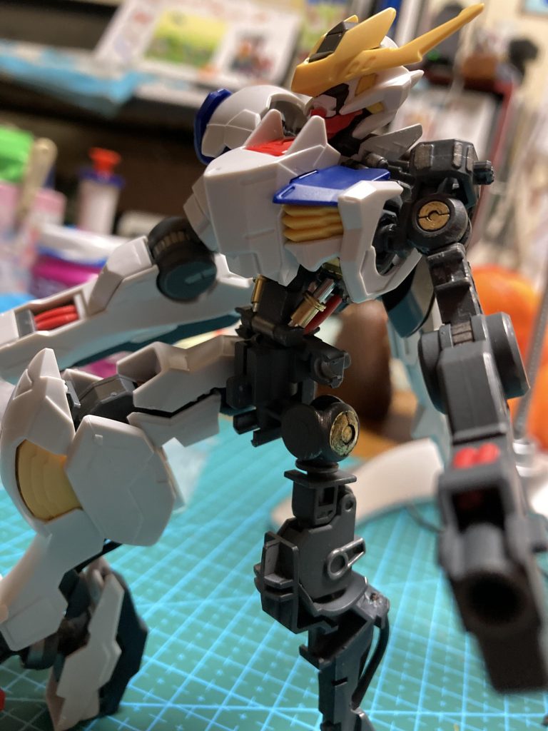 MGのディテールが羨ましくて腰回りのシリンダーは金属に変更。動力パイプもカットできるところは交換してみました。