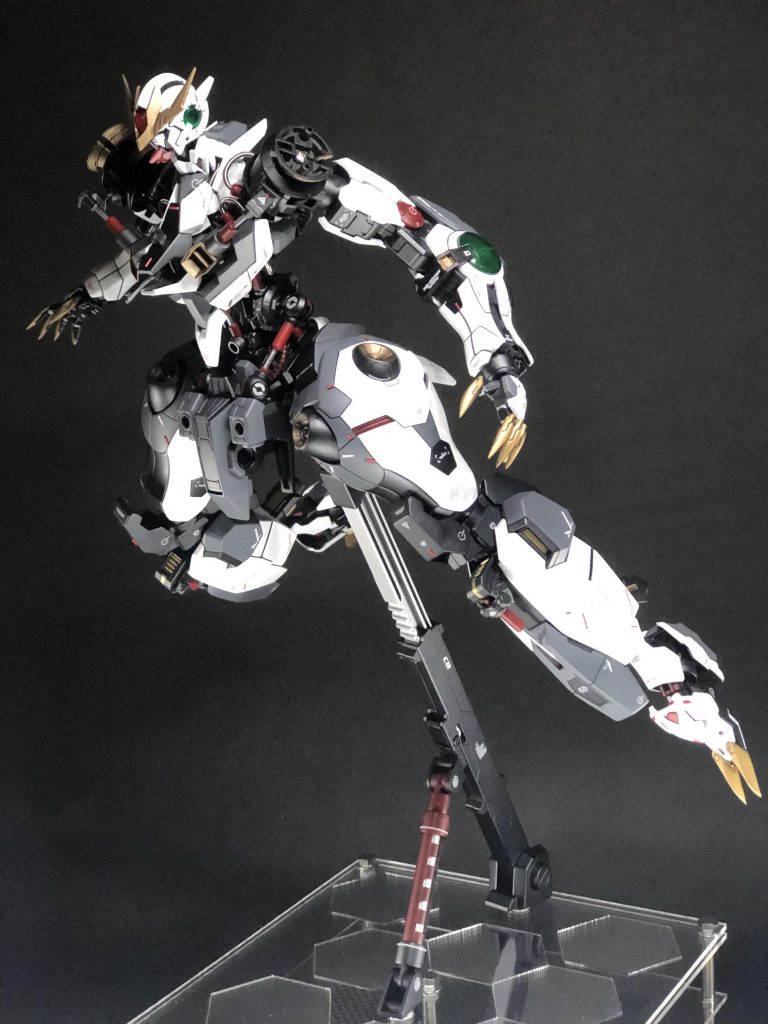 まず第一形態装甲が無い分この形態が1番アクションできますフレームは次世代型ガンダムフレームとなるGN(ガンダムネクスト)フレームを採用今回、軸となるガンプラに付け足したり組み替えたりしていく従来の改造ではなく、家にあるジャンクパーツだけでフレームから考えていく制作だったので苦労しましたが、逆に軸のガンプラのイメージにとらわれない自由な発想で制作できてとても楽しかったです。