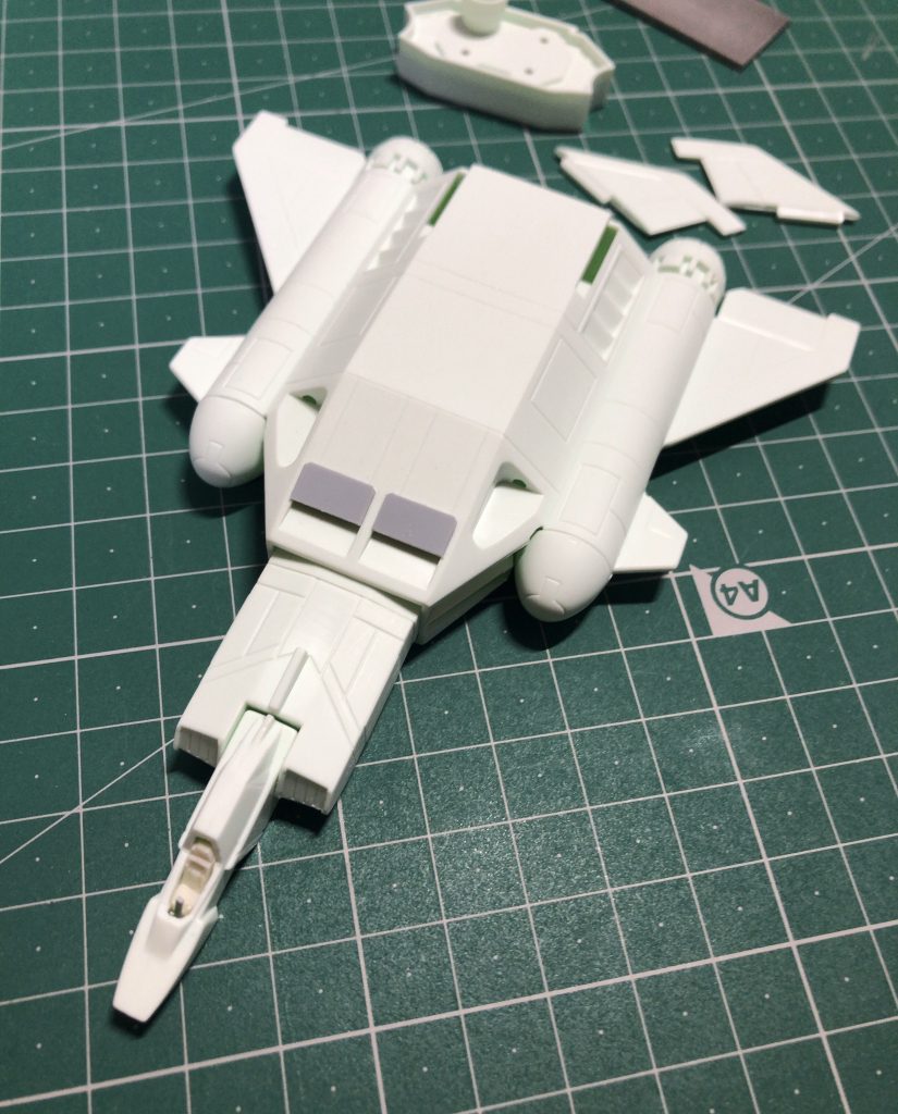 少しスジ掘りを追加して、前部のダクトっぽいとこをダクトらしくしてみました。