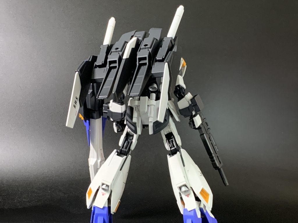 脚は丸ごとZに、二の腕のフレーム剥き出し部分にはZのカバーパーツを被せています。バックパックはナラティブB装備のものを改造して丸型のポリキャップを埋め込み、そこにライトニングBWSを接続しています。