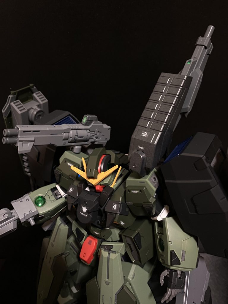 GNビームマシンガン　右肩に装備、「キュリオス」の物と同等。GNミサイルポット+GNビームライフル　左肩に装備、MS用のGNミサイル、非常に高い誘導性能を持つ。ポットの裏側にGNビームライフルをセット、「アストレア」の持つライフルと同等。