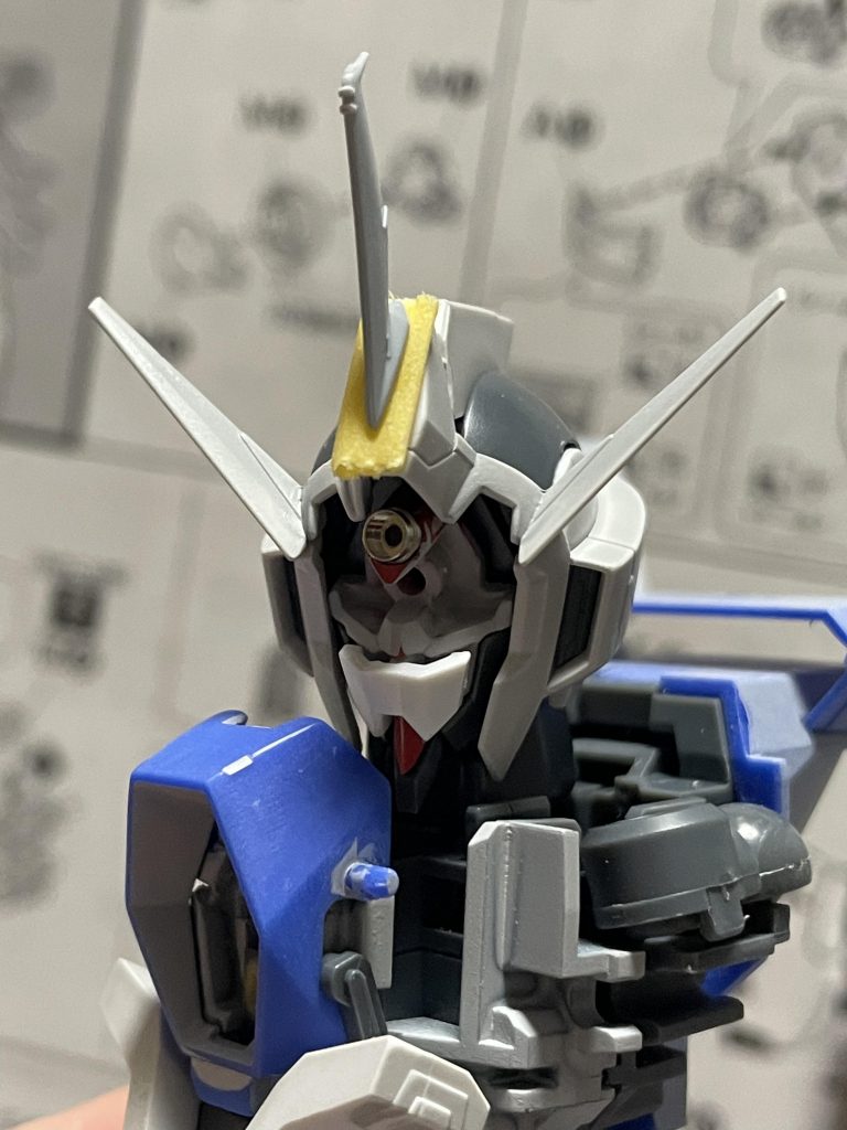 色々思案していた頃の頭部パーツデュアルアイを廃して完全にモノアイにしてもよかったのですが、νジオンの例に沿って両立の形を取りました。