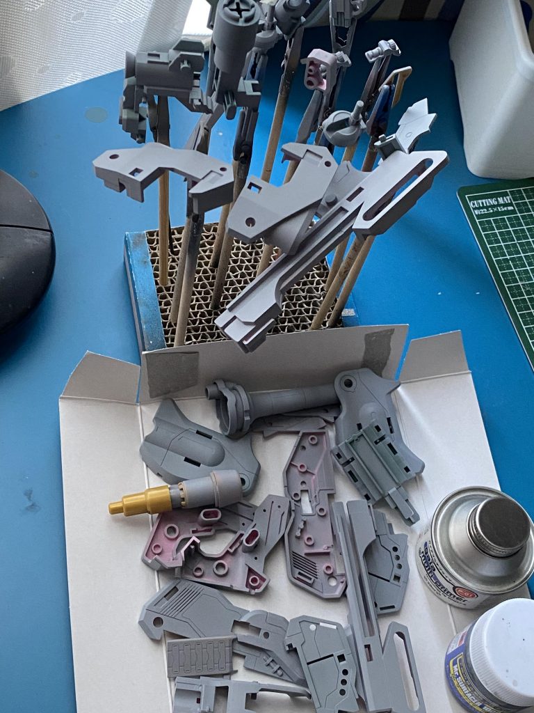 アタックガールガンはオールABS製なので、プライマーを吹いてから薄めにサフを吹いて塗装しました。