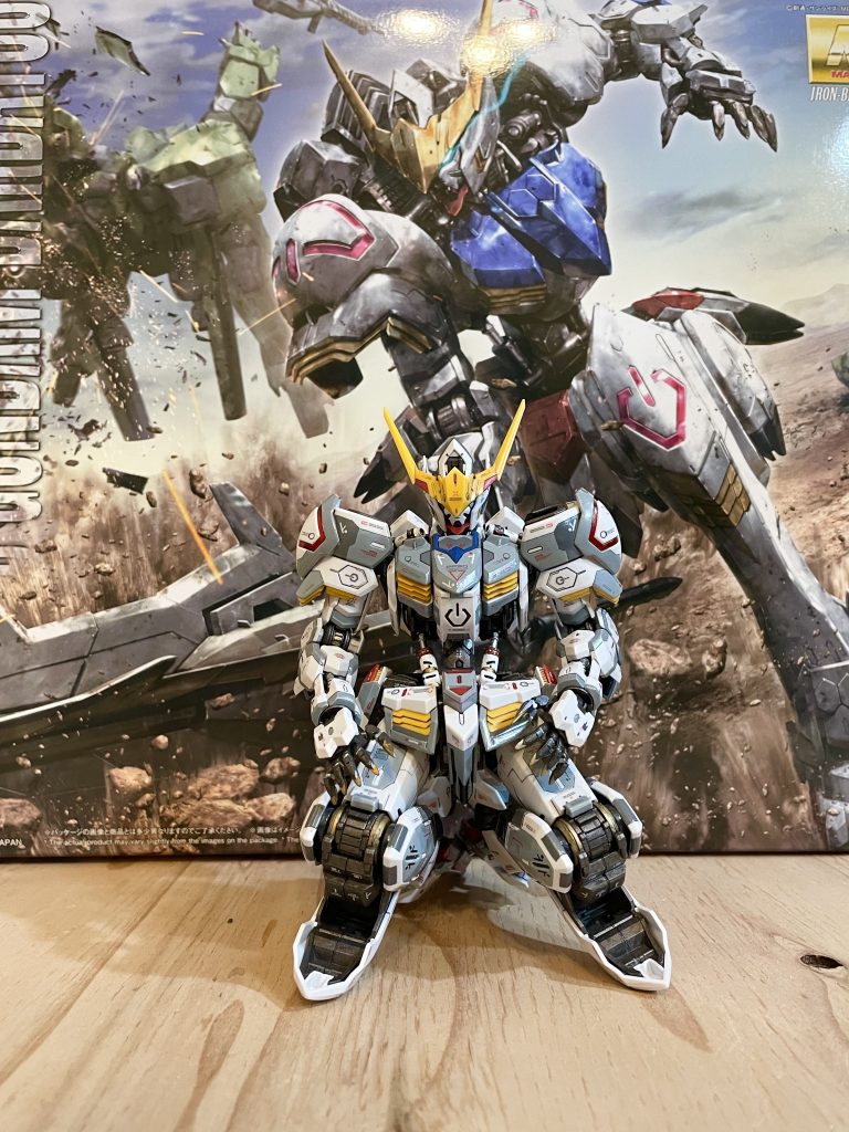 制作にあたりいろんな作品の写真を集めつつ、自分の好きな感じになりました。バルバトス作りも良いしカッコいいので「ガンプラ売ってねぇ!」って棚の前で絶望する前にちょっと待ってください。バルバトスはいつでも皆さんを待っていますよ。