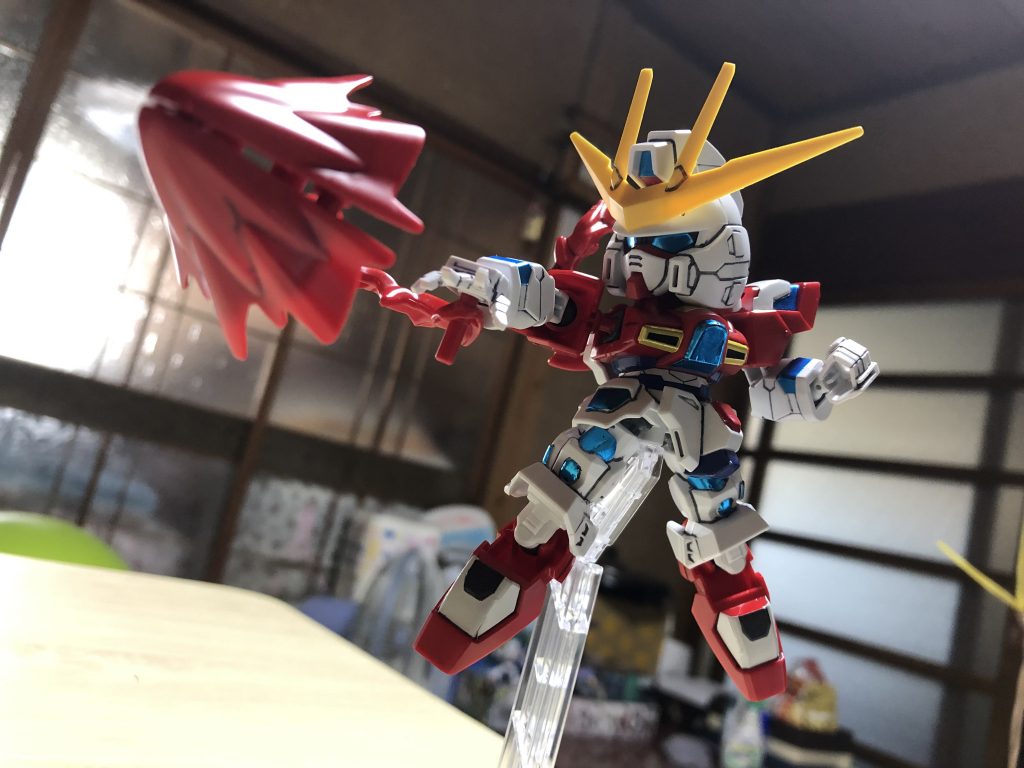 決して可動域が大きいとは言えないのですが、大きく見せる工夫がされているので、ポージングでの満足度も大きいです。これで千円足らずという価格は優秀だと思います。