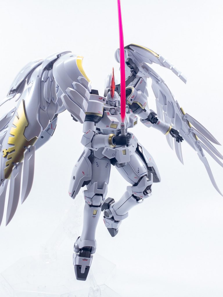 ビームサーベルは蛍光ピンクとホワイトでグラデ塗装を施しています。