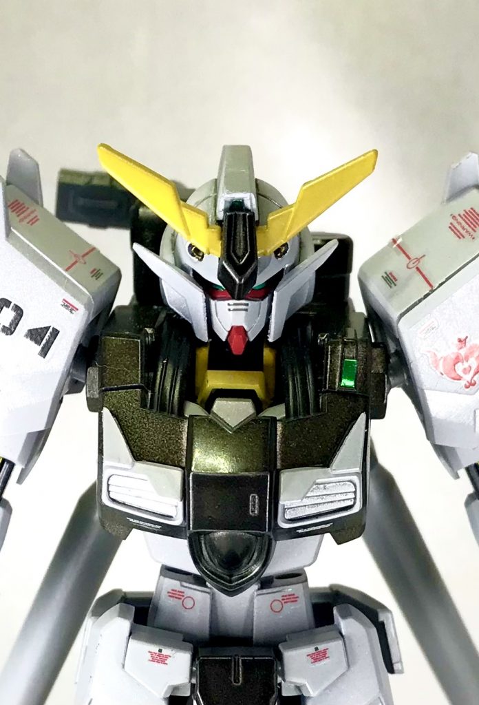 頭部は、フェイクνの頭部にアースリィガンダムのフェイスを移植。コアガンダムIIの顔も良いかなーって思ったんですが、テーレマコスが王道じゃない顔だったので、並べてみた時に片方は王道な顔のほうが良いなと思ったのでこちらをチョイスしました☺️頬のパーツはフェイクνのものですが、こうしてみると若干のウイング臭がしますね笑また、首の下がスカスカしていたのでその部分に携帯の充電ケーブルを仕込んで密度を上げてみました！