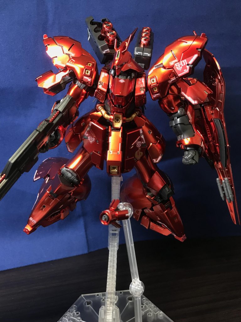 迎え撃つサザビー。ファンネルは1機だけ飛ばし…