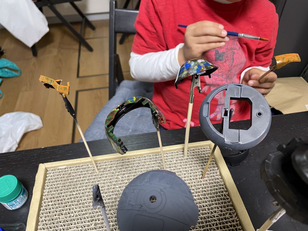 ペタペタ叩くように塗らせてます。筆の根元までおもくそ塗料つけてベッタンベッタン…百均の筆はダイナミックに使えます。