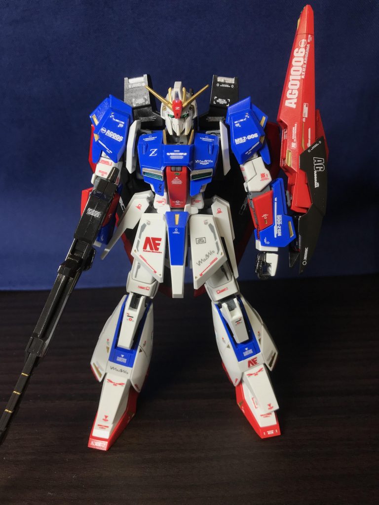 素立ち正面。アンテナや、各部に百式の憧れを抱き金で塗装。胸部コクピットにさりげなくセンサーを追加しています(〃ω〃)額のZマークはオリジナルで作成しました。