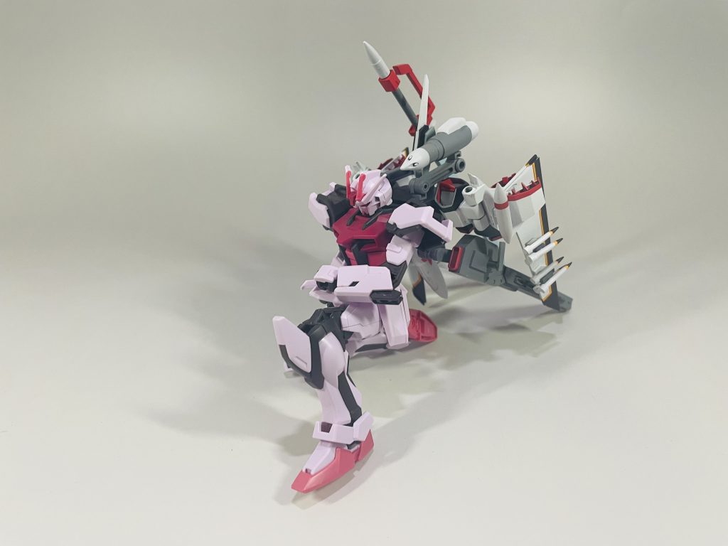 主翼はオリジナルギミックとして後部にスイングし、オリジナルとは別の待機状態として翼を折りたためるようにしています。RGフォースシルエットなどを参考にしています