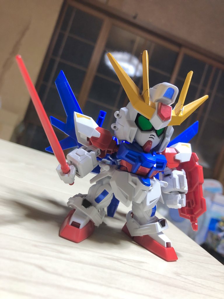 素組も凛々しくて悪くないですが…可動が今ひとつなのと少々頭が大きく感じますね…武装をもう少しボリュームアップできるとバランスが取れるかもしれません。