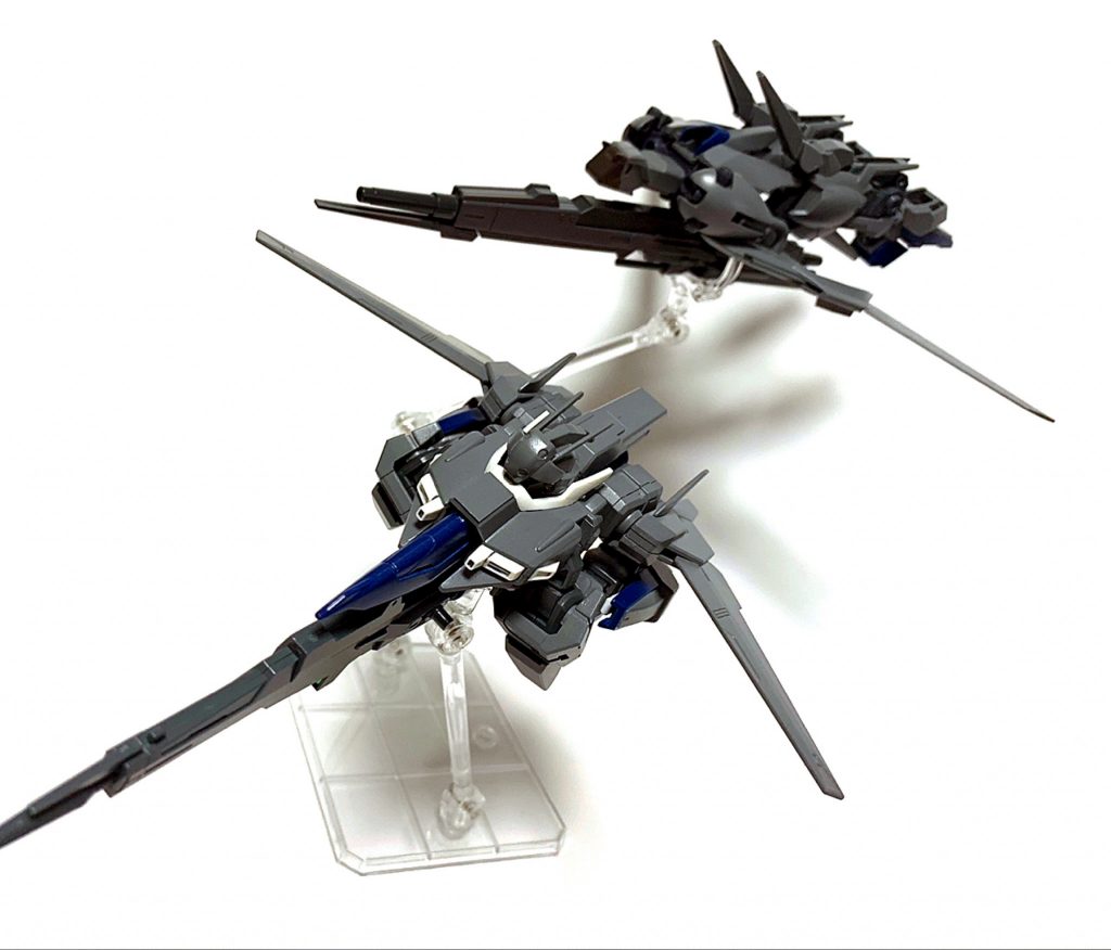 製作のきっかけは、ガンダムリントヴルムを見て「カッケェ！」となりまして。「Zガンダムのデッドコピーが連邦軍で改修されたら」という妄想で製作しました。ビームライフルはネオジム磁石で機首に、メガビームランチャーはシステムウェポンのもので付属のアタッチメントで取り付けています。頭部はライトニングガンダムにジェスタのパーツを、腕はage-3、脚はガンダムデルタカイのもので、ふくらはぎ部分のスラスターは30mmのパーツに差し替えています。上半身の前進翼はルナゲイザーガンダムのバックパックから、下半身はデルタプラスのバックパックをランナーパーツで接続し、サイドアーマーとしています。ご覧いただきありがとうございました〜。