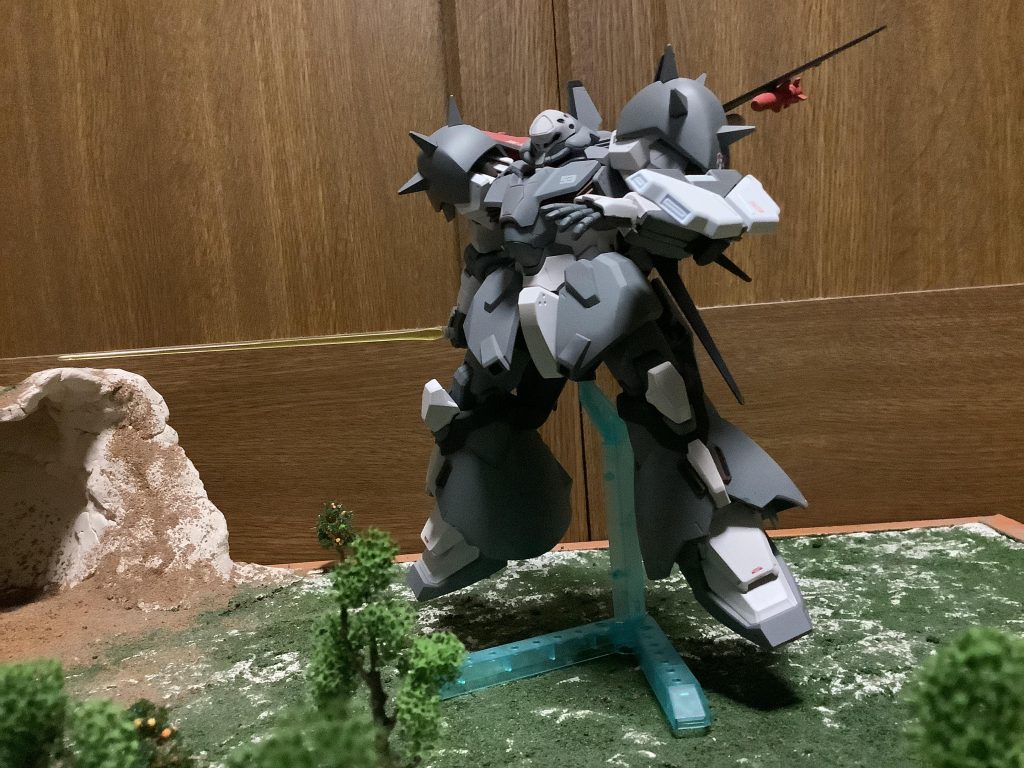 メイン武装はノーマルのメッサーと同じで、ビームライフルとビームサーベルです。追加武装は、リフターユニットの主翼にマウントされているミサイルポッドと対空ミサイルです。シールドはミス・サザビーのシールドを使用しています。メッサーはデカイので、ジオラマを引っ張り出して撮影しました^o^