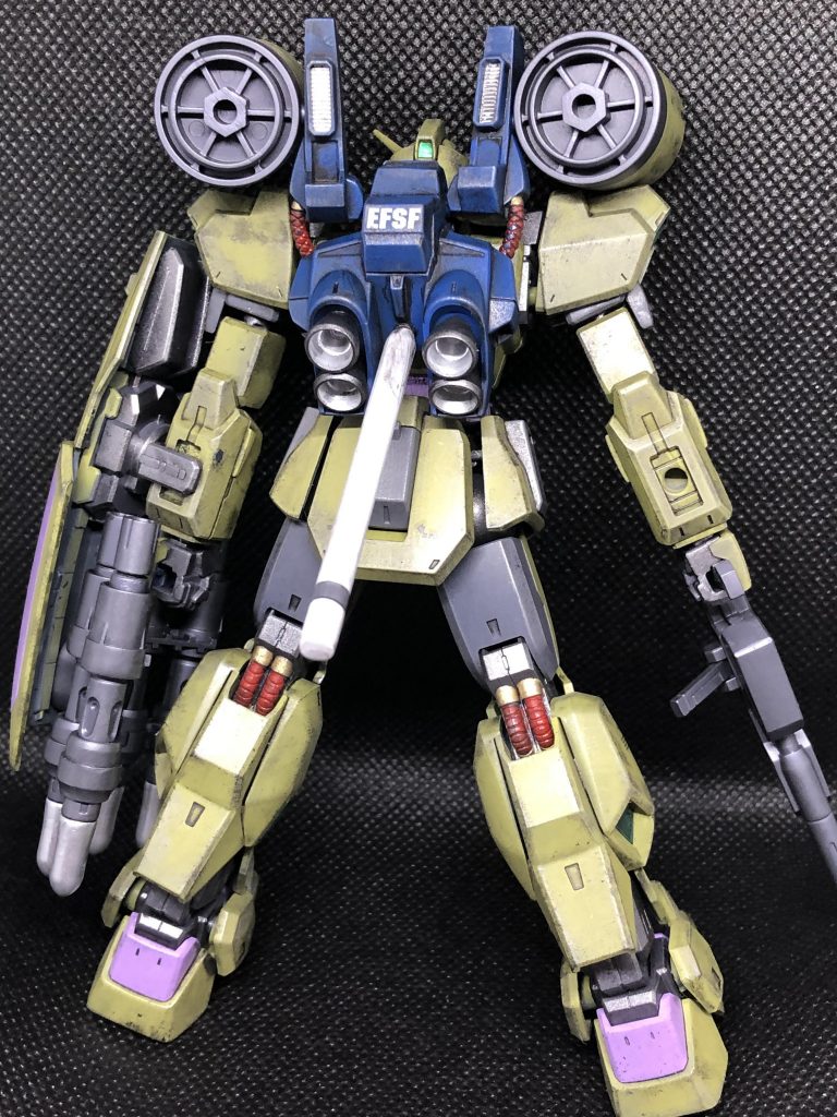 タンクをテキトーにブッ刺して、バックパックはサーベルを収める部分を思い切ってカットして、ダクトを付けました。パイプもジ・Oのイメージの赤塗りをしました