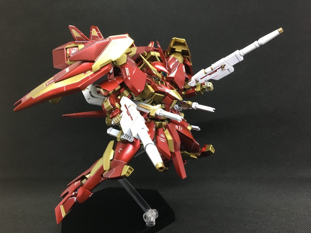 【GR-W02 DBR 150mmダブルバレルライフル】連結機能が備わったグレイズライフルの発展改良モデル。連射性の低さを補う形で2丁を連結・分離させる事で使用する。通常は背部ブースターにマウントされており、状況に応じて複数の運用が可能となる。