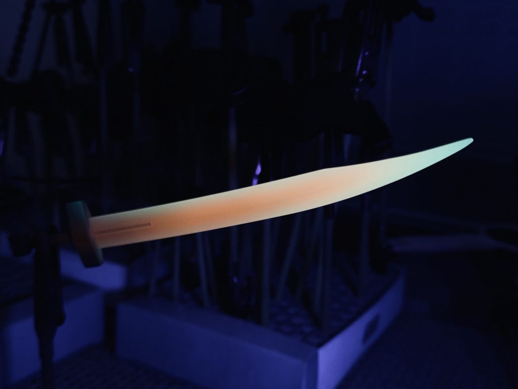 ヒートサーベルの塗装表現を模索中…蛍光カラーを用いているためブラックライト(UVライト)により発光します