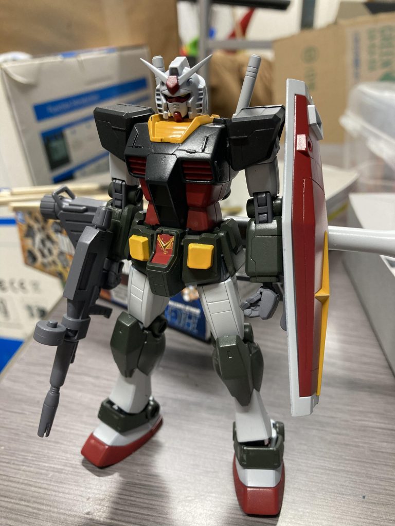 今回はクレオスをメインに使ってみた。今まではガイアばかり使っていたので実験的に使った。やはり塗膜の強さhあガイアに劣ると思った。しかし調色しやすいGXシリーズはお気に入りになりそうだ。またツインアイのキャンディ塗装に挑戦した。黒下地にGXシリーズのゴールドを吹き付け、クリアイエローでキャンディ塗装し、エナメルブラックを吹いて、ツインアイ部分だく拭きとって完成。手間はかかるがかなり効果は高い。