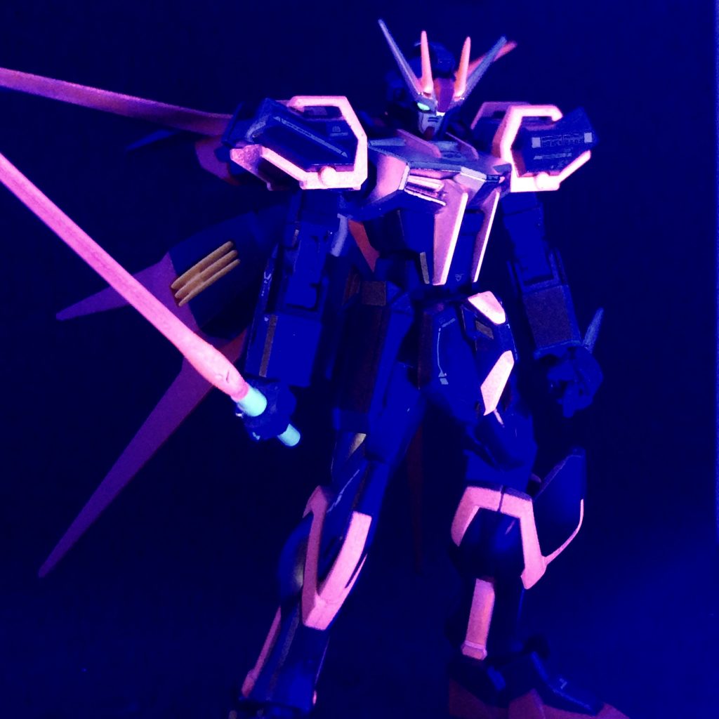 目は蛍光イエロー、ビームサーベルは蛍光ピンクで塗装。全てガンダムマーカーエアブラシで塗装しました。100均のUVライトで光らせます。こんなに目立ったら狙い撃ちされますね。