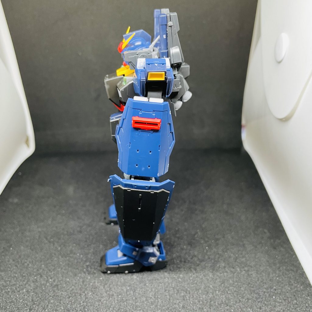 　横を向けるとこんな感じ♪シールドは持たせてるけど、敢えて武器は持たせていない^^これが、僕流のガンプラ作り！！