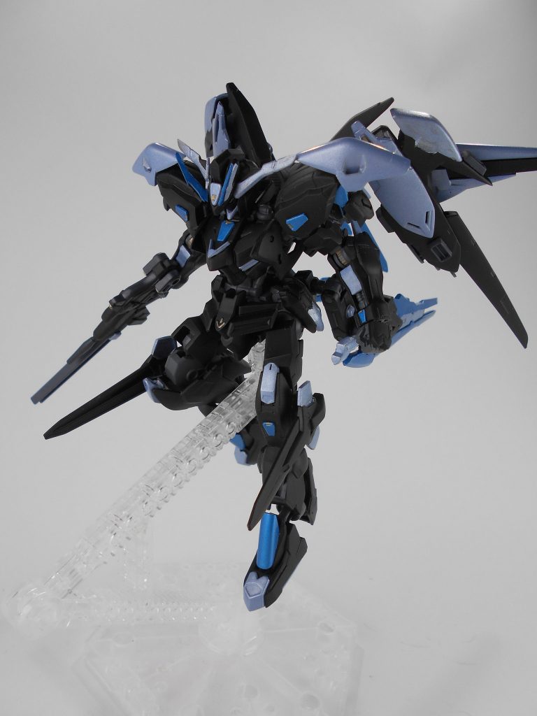 ヴェスパー改・「ヴォルダ」。V2ガンダムのヴェスパーを脚部に追加して、不意打ちに使用したり、バーニアとしても使用出来るようになっています。「ヴォルダ」はロシア語で「滝波」のアナグラムです。