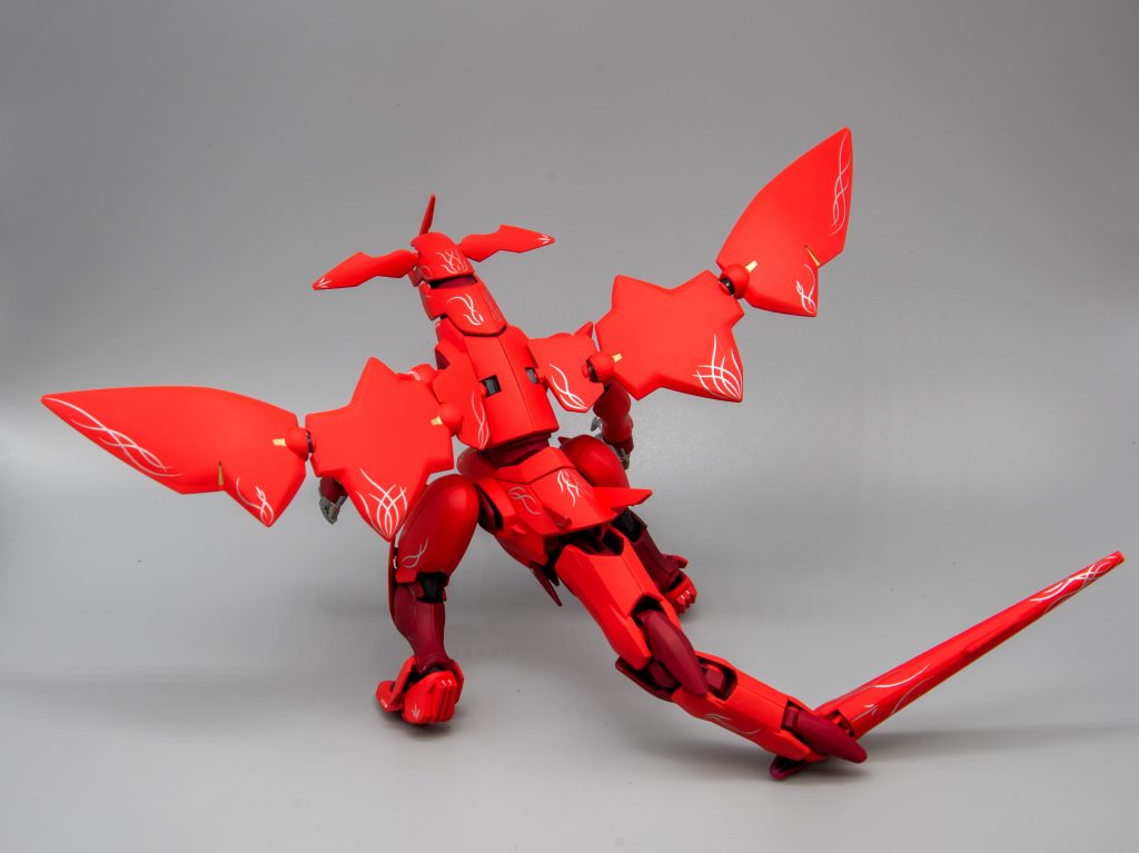 背面にもペタペタと貼っています。ダナジンは面が広くデカいデカールが貼りやすくていいですね。