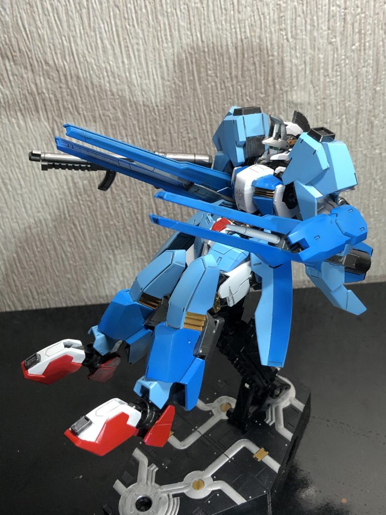 ダインスレイヴ はバックパックのハードポイントに本体と弾体を他の武装と一緒に懸架出来ます。F91のヴェスパの様に脇を通して前方へ構える構造にしていますが、稼働軸が広いのでガンキャンの様に肩の上を通す事も出来ます