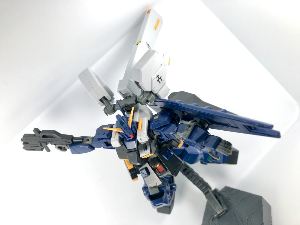 アクションベースに乗せて。ベース用の丸穴が開いてないので、ベースのアタッチメントが他のと違います。全開機動の雰囲気が出て良いですね。今後は拡張武装と仕上げ処理でリファインしたいと思います。