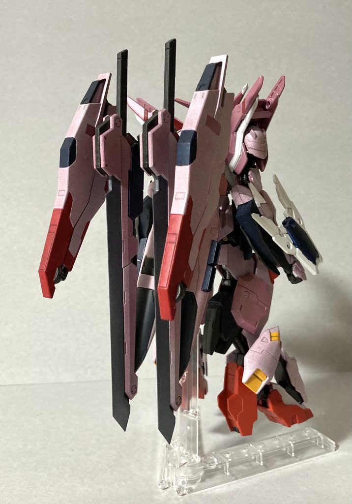 バック。腰にあったソードホルスターは背中に移動。また翼のあった接続部を使って大剣を2本装備しています。