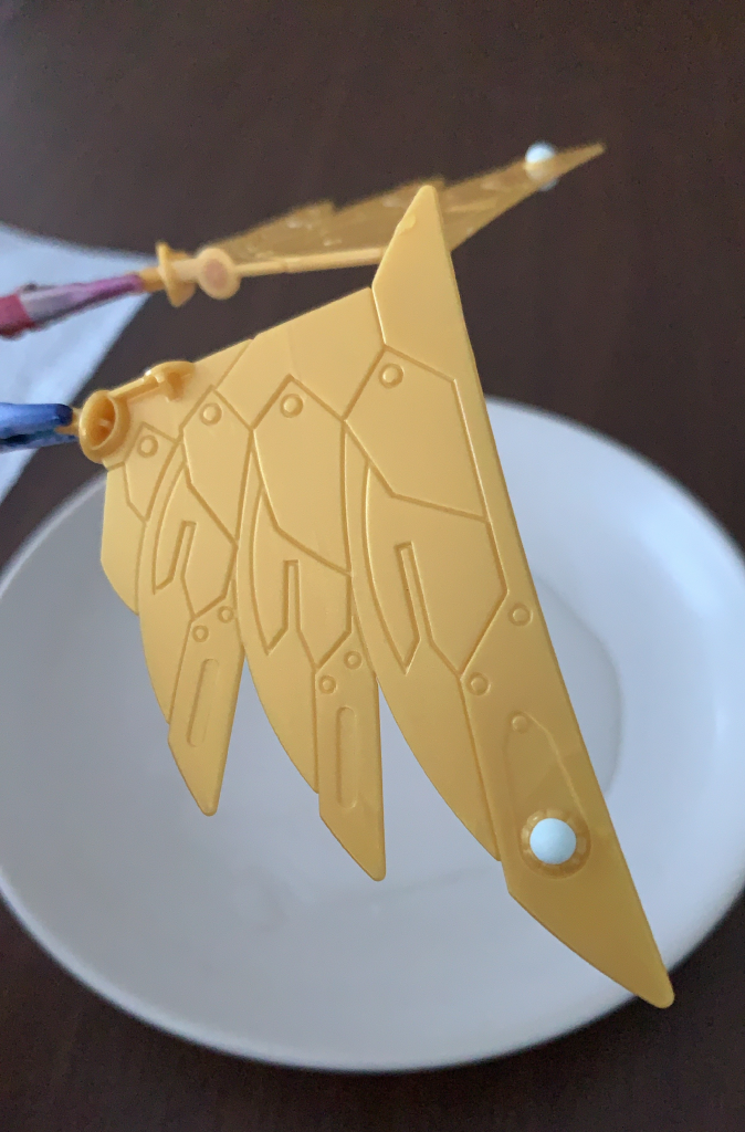 メタルガルーダモードにはしないので、手や羽装飾、バックパックの余分なパーツを切り、肉抜き穴をエポキシとプラ板で加工しました。その後、各パーツの合わせ目消しとヤスリがけをして洗浄しました。