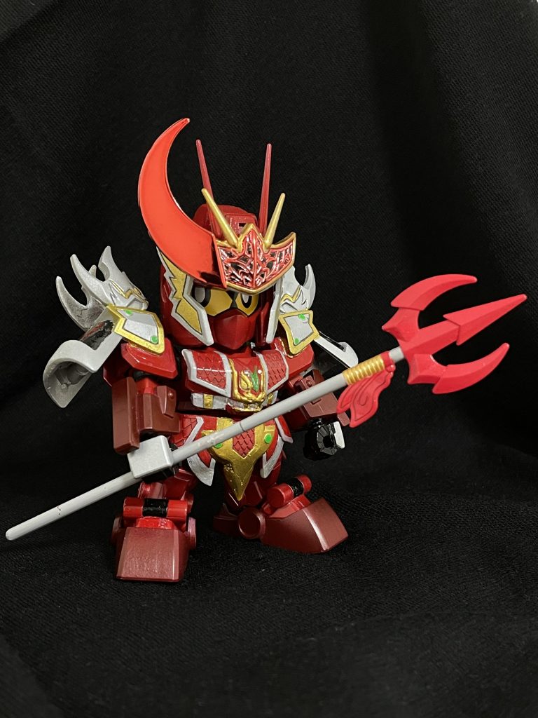 塗装はミスターカラーのレッドベースで、脚と腕は暗めの色にしてみました。ゴールドはラフゴールドを使用、しっとりできてお気に入りです。槍は残りのフレームを使って少し延長しました。