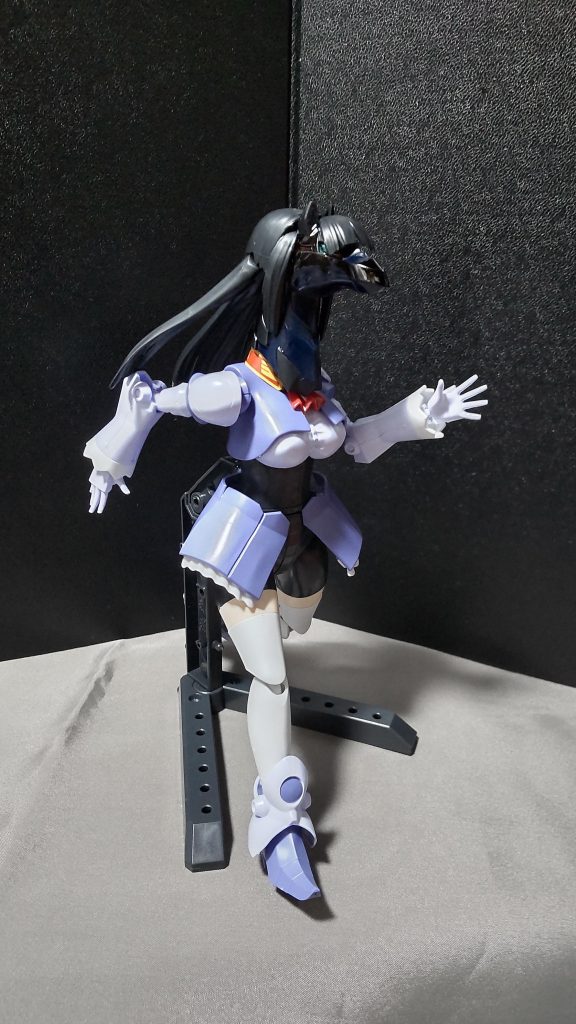 ブラックメイやシャドウアヤメ等に比べると可動域は小さいが、それでも走っている感は十分に表現可能である。頭部の髪も可動するので、表現の手助けになってくれてます。