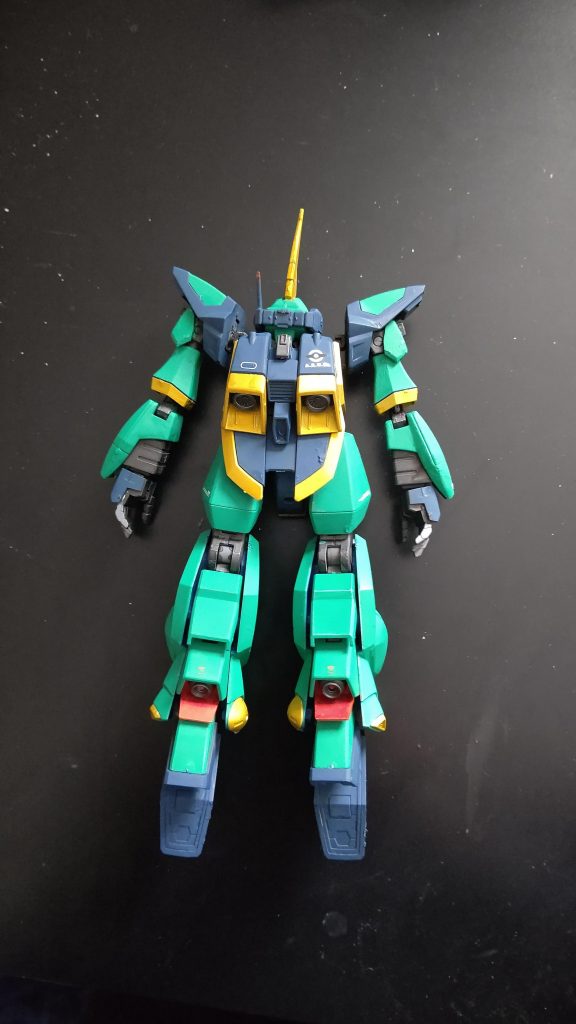 背面ショット背後にマークがあるのは後ろから撃たれないためw