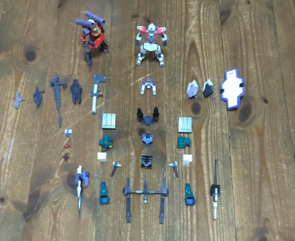 装備品一覧です。遊びで始めた本機ですが気づいたらいっぱい作ってました(笑)あ、横にいるのは特に投稿予定のないコアガンキャノンくんです。