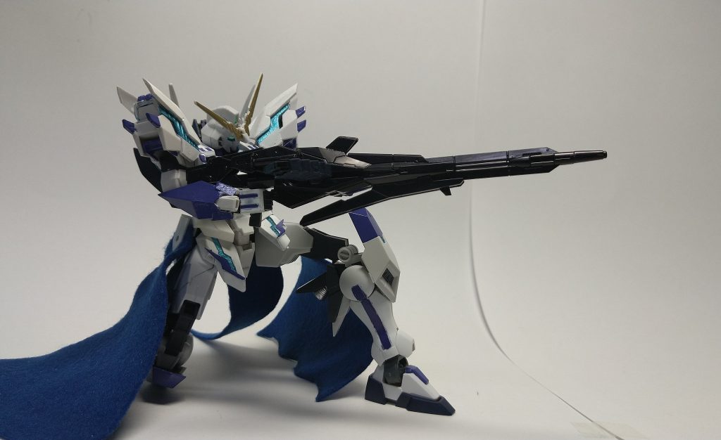 ロングレンジビームマグナムユーラヴェンガンダムのビームシュートライフルU7をベースに狙撃用に改造されたビームマグナム。取り回しは少々悪いものの命中精度に優れる。銃身の伸縮ができ、戦闘距離に応じて切り替えて戦う。マグナムカートリッジは側面にあります。アルテミスは月の女神であるだけでなく、狩猟の女神でもあるらしいので、スナイパーが似合うかと思って狙撃機体にしています。