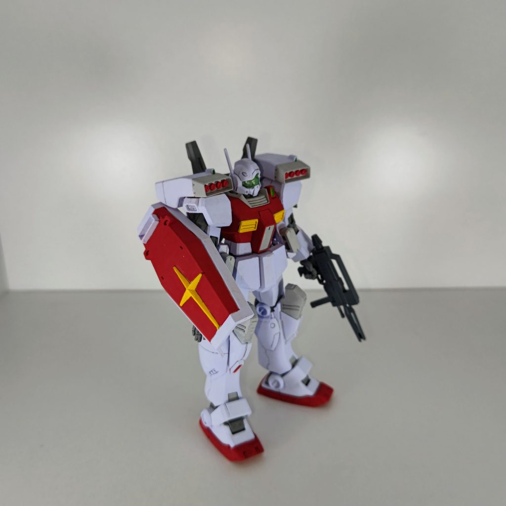 あえて左手にビームライフル、右手にシールドの構成。