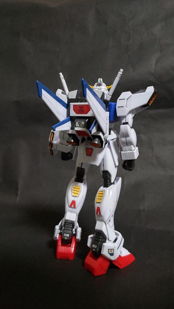 今回は素材を活かしたかったので、シールで再現されてない所のみ塗装。スミ入れだけでトップコートも吹いてません。 