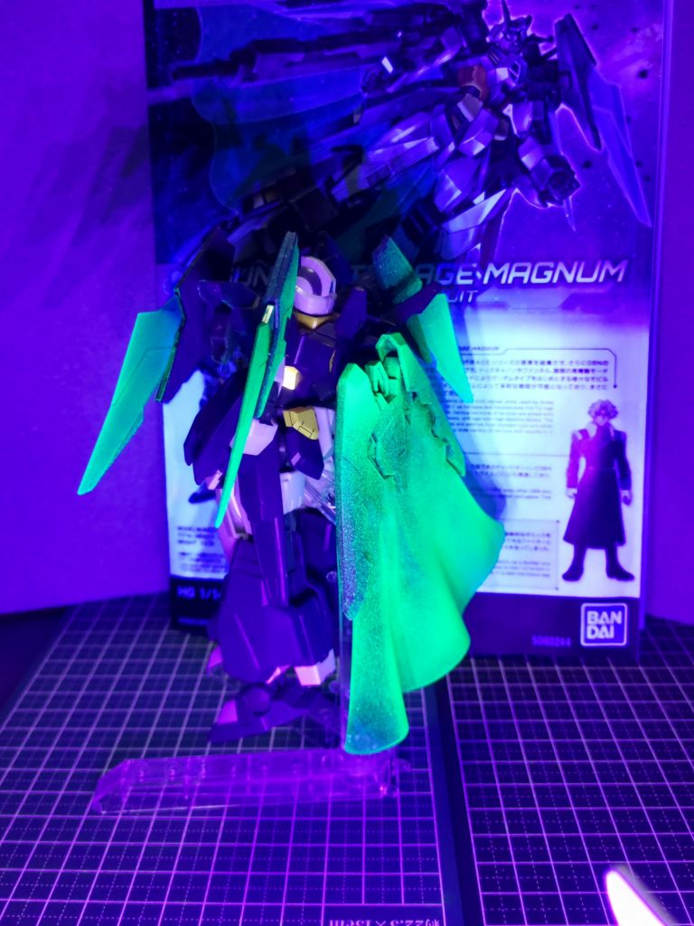 ブラックライト横向き。マントも発光します。