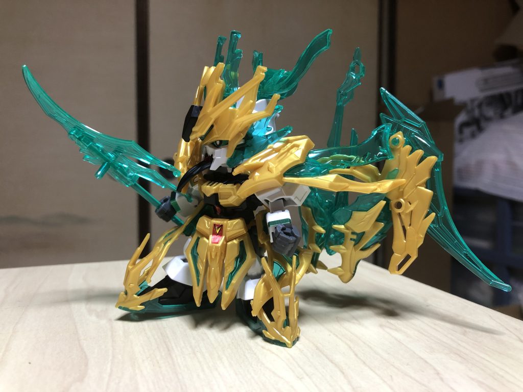 素組です。ステッカーは少なめで色分けはほぼランナー任せですが、クリアパーツが使われているのでかなりの迫力です。