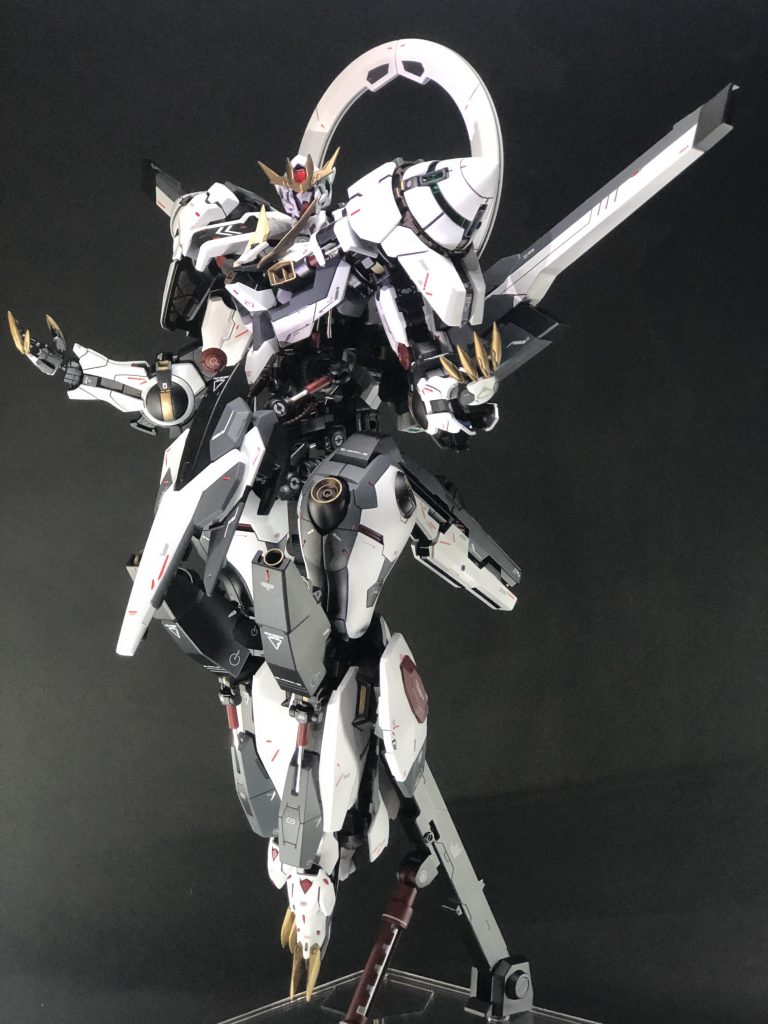 最後はみんな大好きバエルポーズ。足を開けばヘル&ヘブン。フレームのごちゃごちゃ感が目立つように筋彫りの追加やプラ板ディテールは差異の目立つ所以外はほぼ入れてません。代わりに生まれて初めての水転写デカール曲がってるのはご愛嬌です☆ダブルオーの近未来感、ハイテク感鉄血のメカメカしさや現代機械感ある意味真逆の二つのシリーズを1つにする。今回の鉄血のソレスタルビーイングと言う企画。相反する物を1つにするとは神をも恐れぬ所業。ならばいっそのこと神を作ろう!神々しく、機械でありながらどこか人に近い滑らかなシルエットで、しかしそんな禁忌を犯した者の禍々しさをも併せ持つ。そんな者を作ろう!なーんて、そんなアホな事を考えながら行われた今回の制作。僕自身だけでなく、ここまで見たり読んだりして下さった皆様も楽しんでいただけていれば幸いです。今年今月の制作は以上となります。ありがとうございました。ガンプラモデラーの皆様、良いお年を!