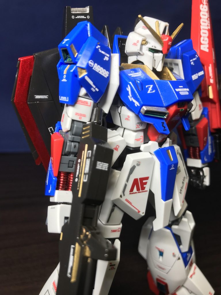 ダクトはイエローからシルバーに変更。内部はブルーにしています。背面のウイング上部は、ホワイトをシルバーに変更。