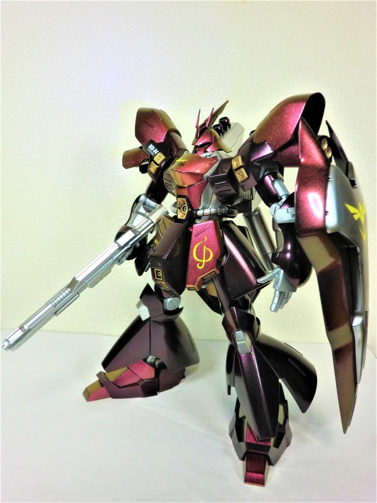 ガンダムデカール使ってます。上から光沢クリアー吹いてます。