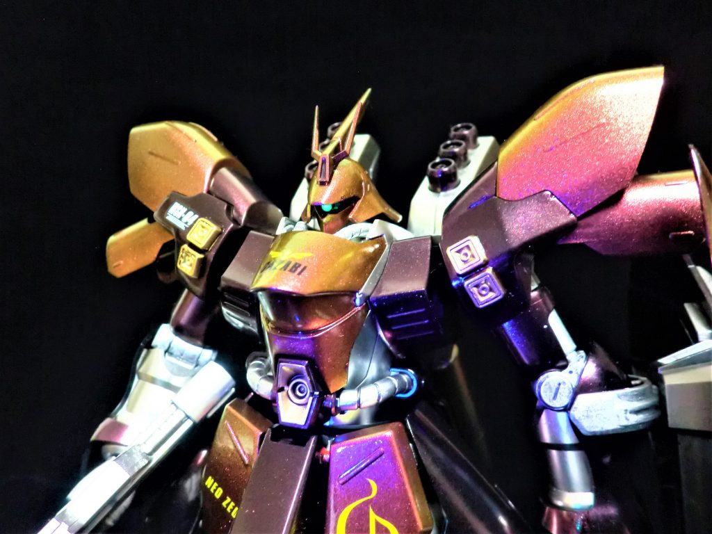 赤の装甲は、ミスターカラー　ルビーレッドとセリア　ミラーパウダーにて塗装。ゴールドとレッドの偏光。モノアイは蛍光グリーン。ブラックライトにて発光。 