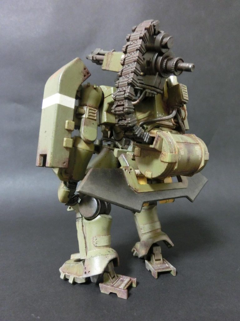 針金、真鍮線、スプリング、プラモデルのランナー、使い捨てライターの部品等々でゴテゴテと。ガトリングガンは上下に稼働します。