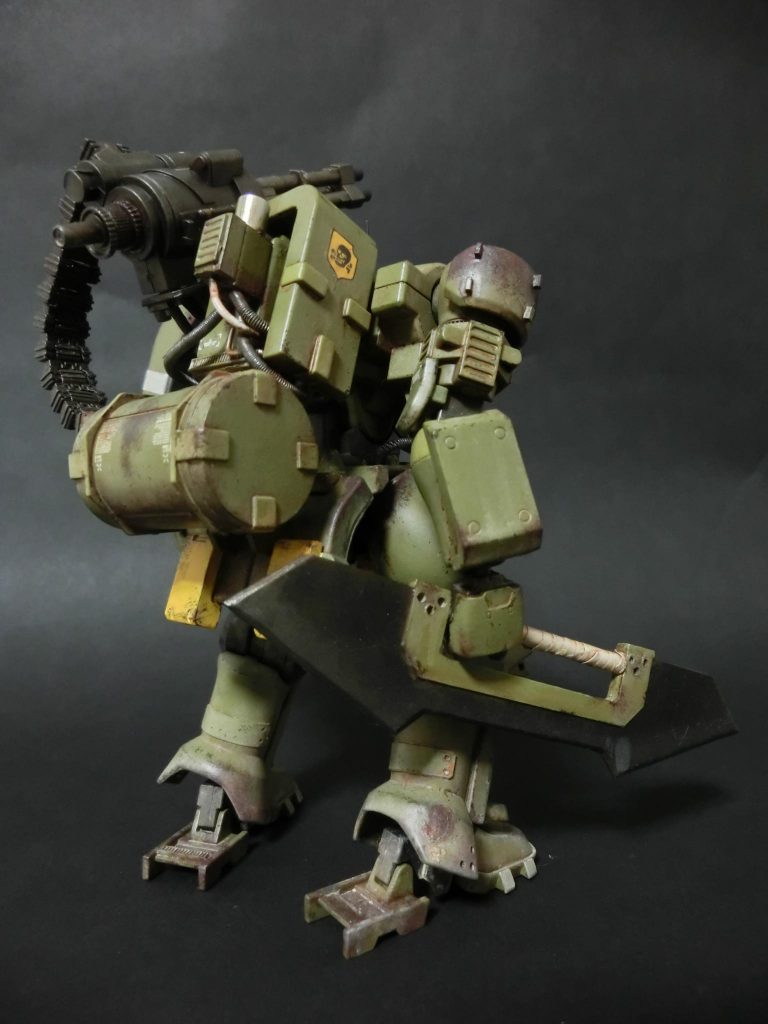 バックパックはティエレン地上型のものにジャンクパーツから軸を両側に接着してコトブキヤのハンドガトリングガン+ベルトリンクを取り付け。反対側はティエレンの肩シールドです。