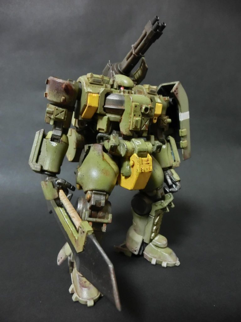 カーボンブレードは大型化し、持ち手にはマスキングテープをぐるぐる巻いてセール色で塗装、ウェザリングカラーで馴染ませました。