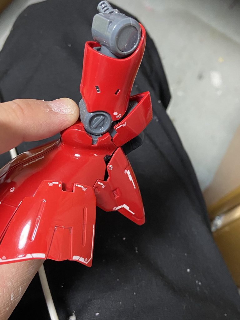 初めてのコンパウンドだったんで。色々調べて行いました。塗装→乾燥→塗装→乾燥 で二重にし…トップコート→乾燥→トップコートで オーバーコート。タミヤ フィニッシングペーパー #2000 を水につけて水研ぎし、再びオーバーコート。仕上げにクレオスのコンパウンド(細、極細)で研磨を行いました。