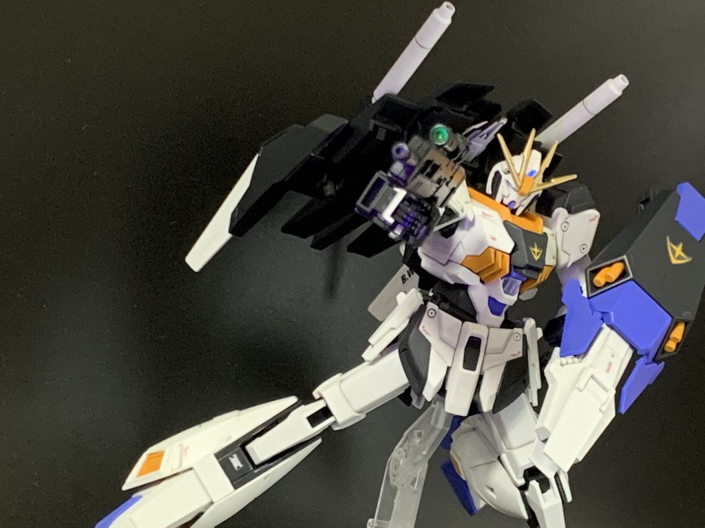 塗装はエアブラシと缶スプレーでパパッと。センサー部には蛍光カラーを使用しているのでUVライトで光ります。